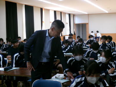 渡邉さんに質問をする様子
